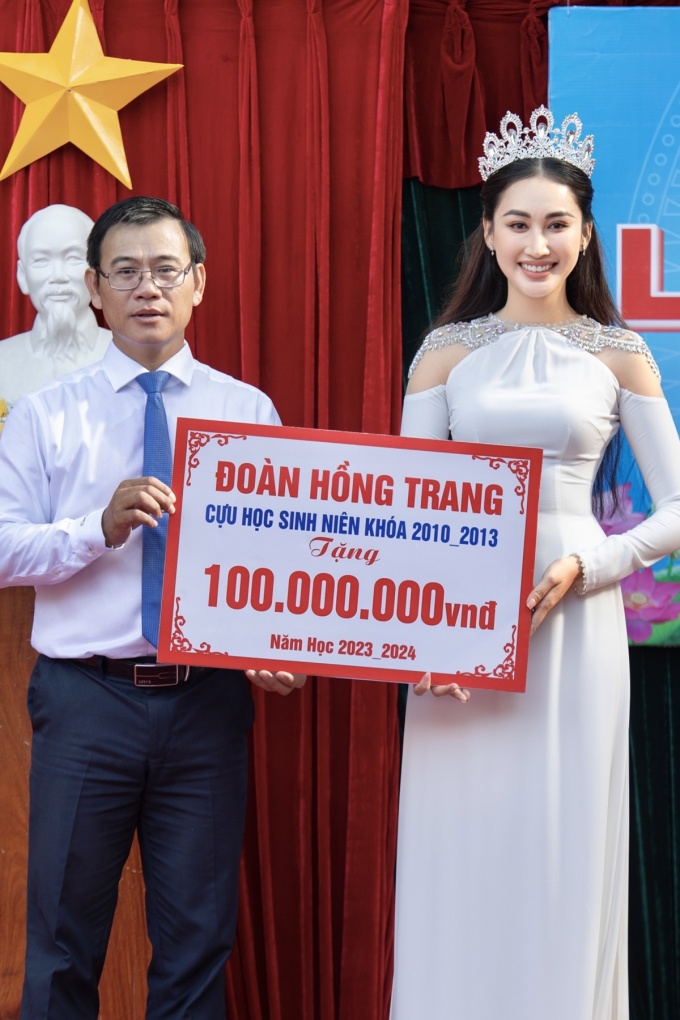 Đoàn Hồng Trang trao học bổng khi về thăm trường cũ dịp đầu năm học. Ảnh Nhân vật cung cấp